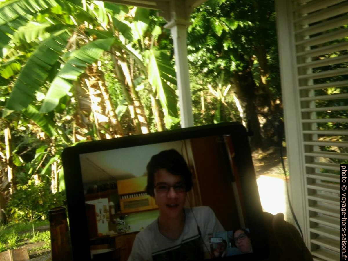 Nicolas par Skype sur la terrasse de la Ti'Kaz. Photo © André M. Winter
