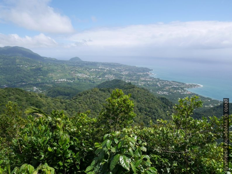 Mornes et côte sud de Basse Terre. Photo © André M. Winter