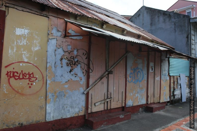 Baraques dans le centre-ville de Basse-Terre. Photo © Alex Medwedeff