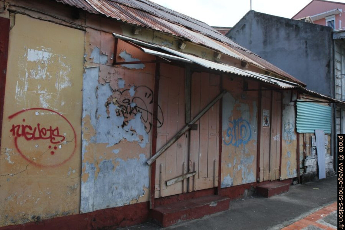Baraques dans le centre-ville de Basse-Terre. Photo © Alex Medwedeff
