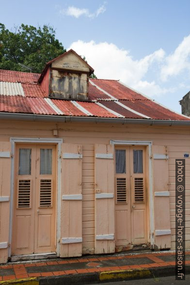 Maison créole en bois dans la ville de Basse-Terre. Photo © Alex Medwedeff