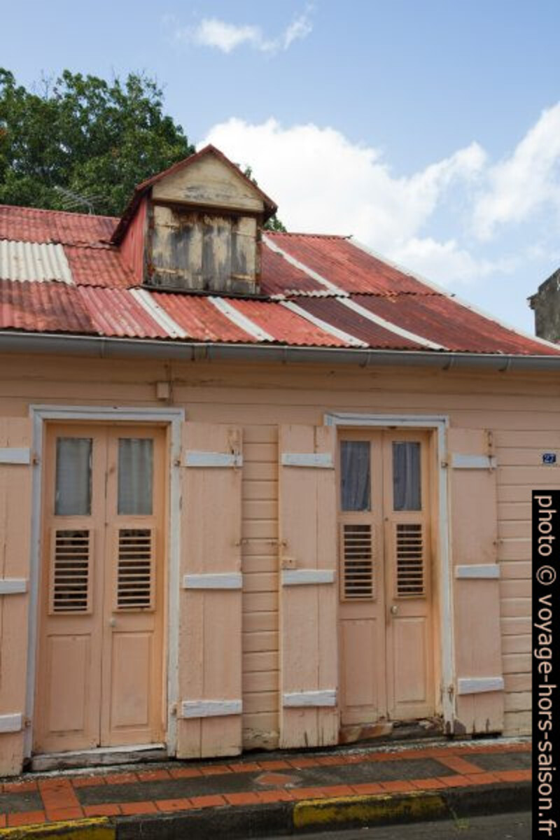 Maison créole en bois dans la ville de Basse-Terre. Photo © Alex Medwedeff