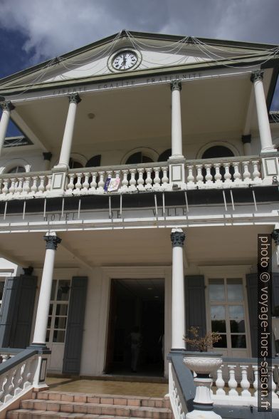 Façade principale de l'hôtel de ville de Basse-Terre. Photo © Alex Medwedeff