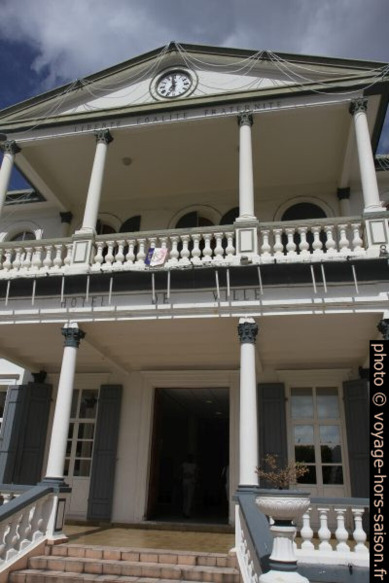 Façade principale de l'hôtel de ville de Basse-Terre. Photo © Alex Medwedeff