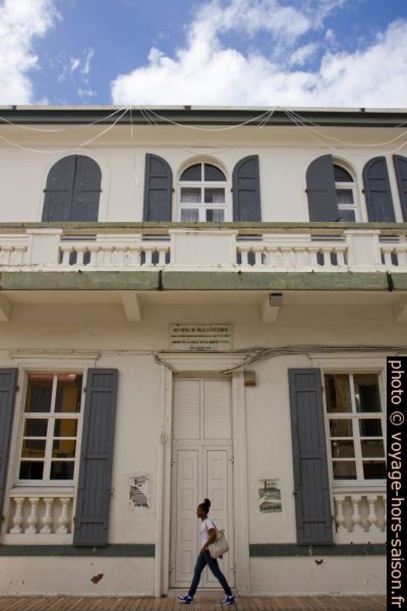 Une femme créole passe devant une porte latérale de la mairie de Basse-Terre. Photo © Alex Medwedeff