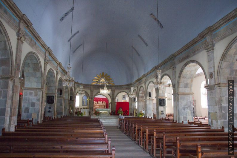 Nef centrale de la Cathédrale Notre-Dame-de-Guadeloupe de Basse-Terre. Photo © Alex Medwedeff