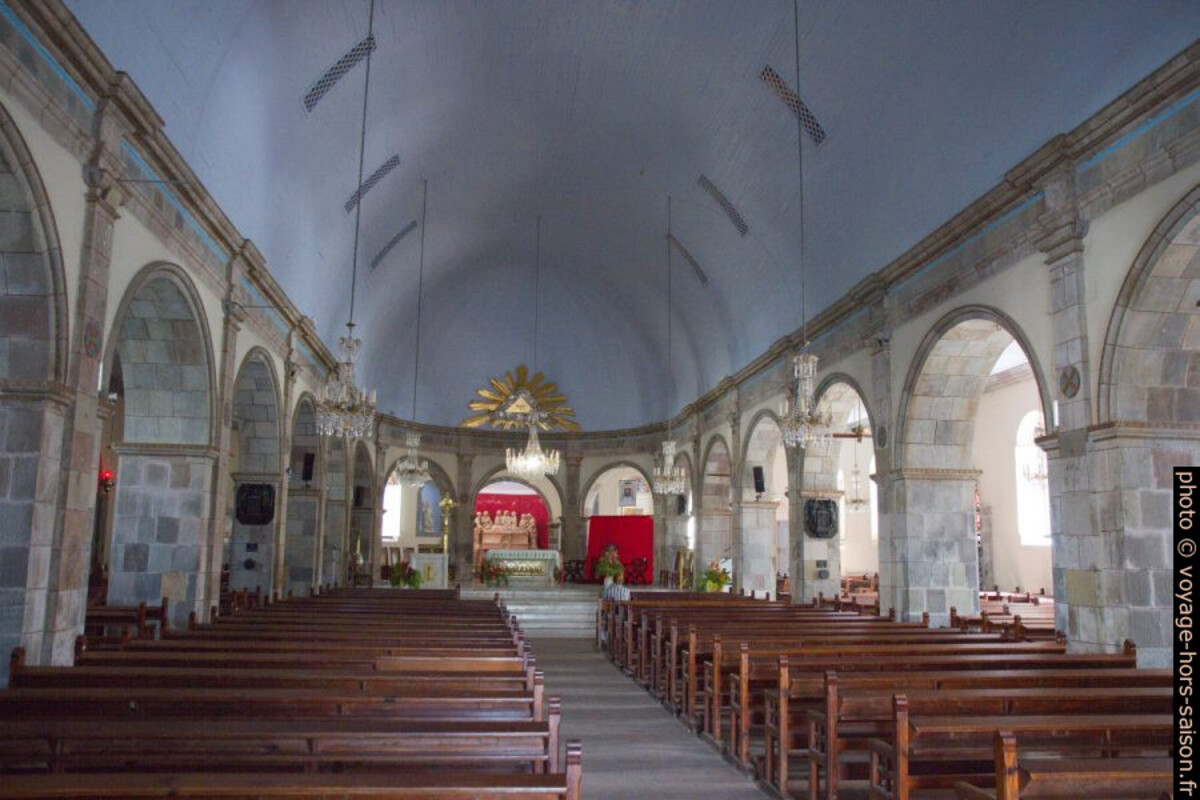 Nef centrale de la Cathédrale Notre-Dame-de-Guadeloupe de Basse-Terre. Photo © Alex Medwedeff