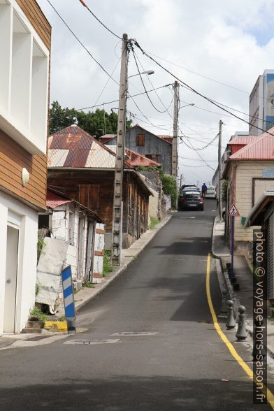 Rue raide à Basse Terre. Photo © Alex Medwedeff