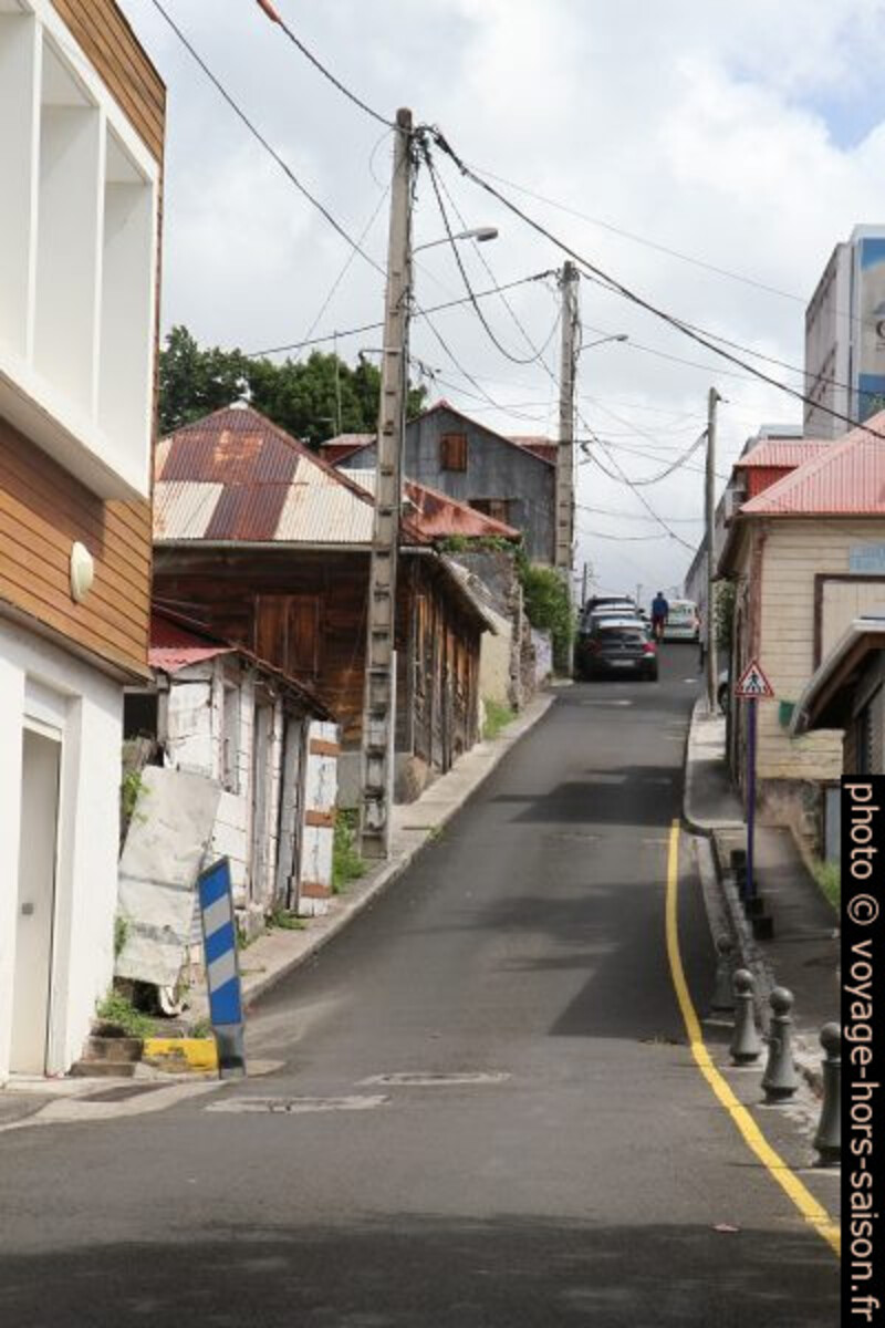 Rue raide à Basse Terre. Photo © Alex Medwedeff