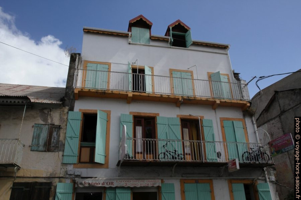 Immeubles en béton armé et à plusieurs étages à Basse-Terre. Photo © Alex Medwedeff