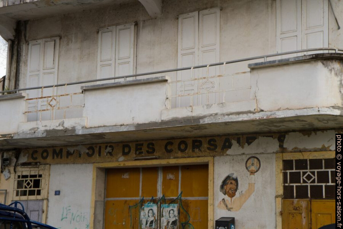 Ancien Comptoir des Corsaires dans une maison béton armé à Basse-Terre. Photo © Alex Medwedeff