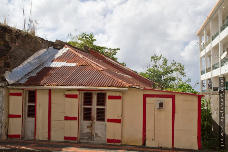 Baraque dans le centre-ville de Basse-Terre. Photo © Alex Medwedeff