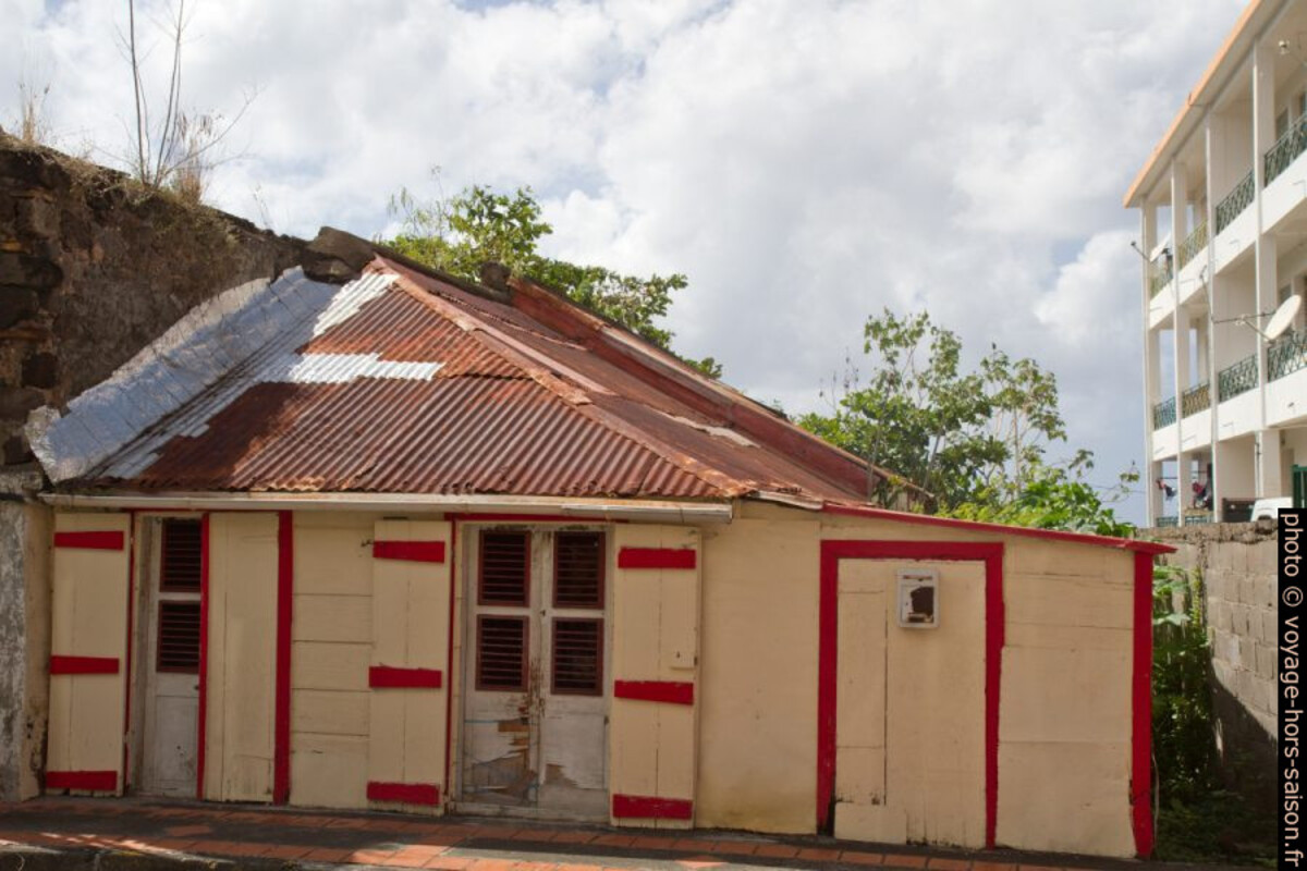 Baraque dans le centre-ville de Basse-Terre. Photo © Alex Medwedeff