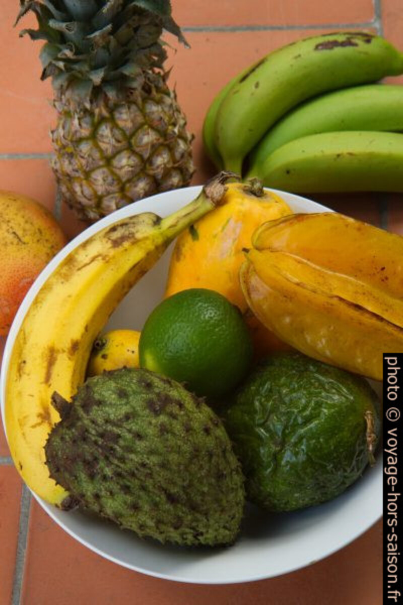 Assiette de fruits tropiques. Photo © Alex Medwedeff