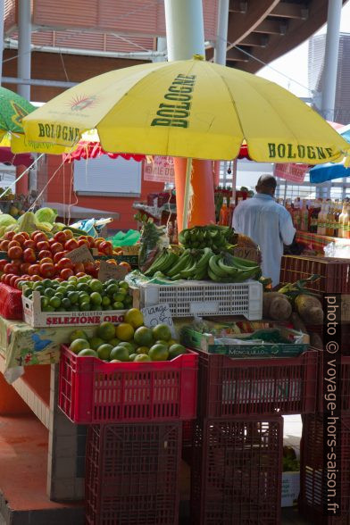 Stand de fruits au marché de Basse-Terre. Photo © Alex Medwedeff