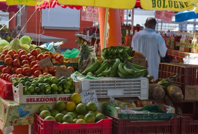 Stand de fruits au marché de Basse-Terre. Photo © Alex Medwedeff