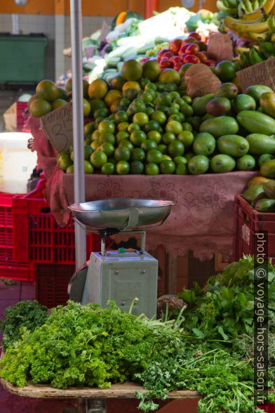 Balance sur le marché de Basse-Terre. Photo © Alex Medwedeff