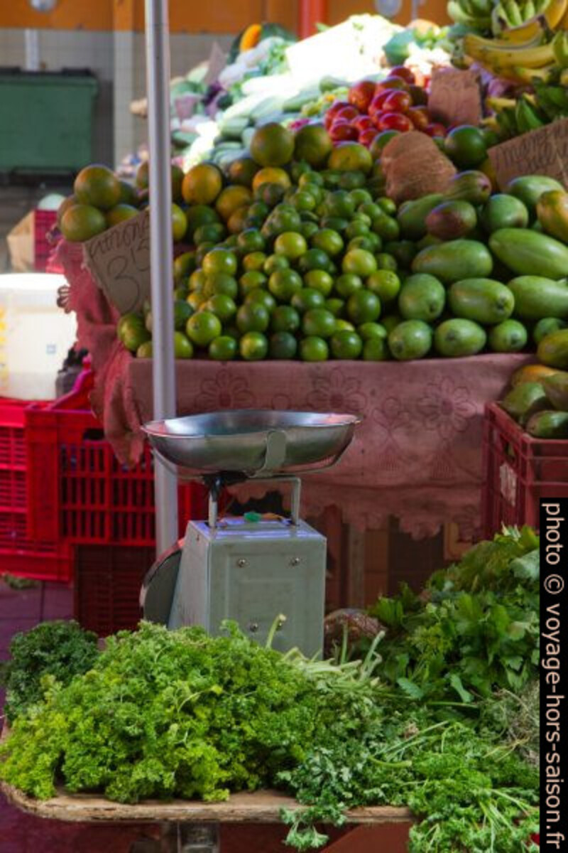 Balance sur le marché de Basse-Terre. Photo © Alex Medwedeff