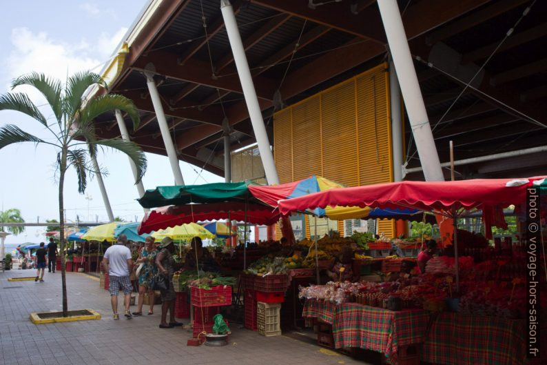 Nouvelle halle du marché de Basse-Terre. Photo © Alex Medwedeff