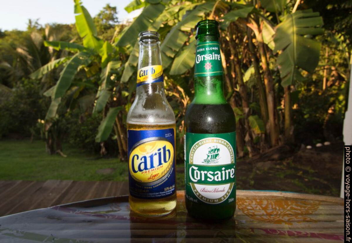 Bouteilles de bière Carib Lager et Corsaire. Photo © André M. Winter
