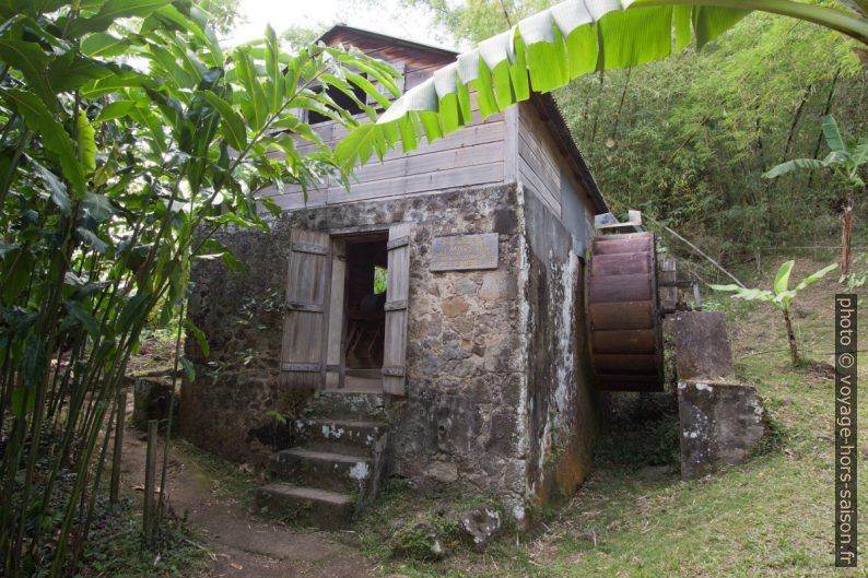 Moulin avec roue à aubes au domaine Vanibel. Photo © André M. Winter