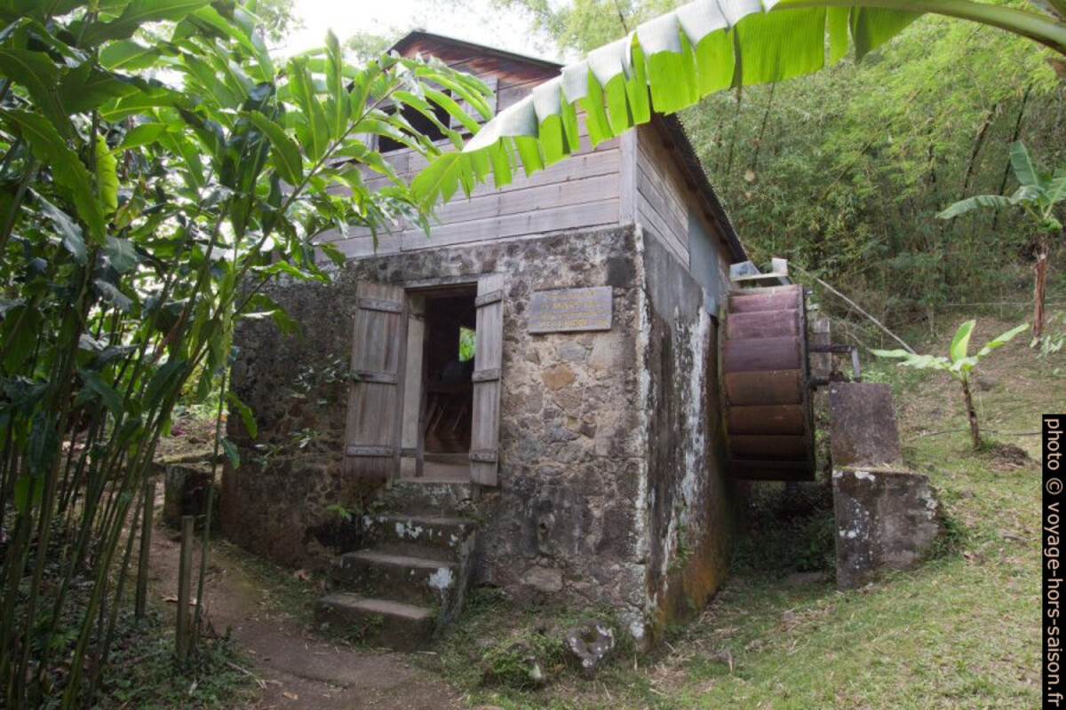 Moulin avec roue à aubes au domaine Vanibel. Photo © André M. Winter