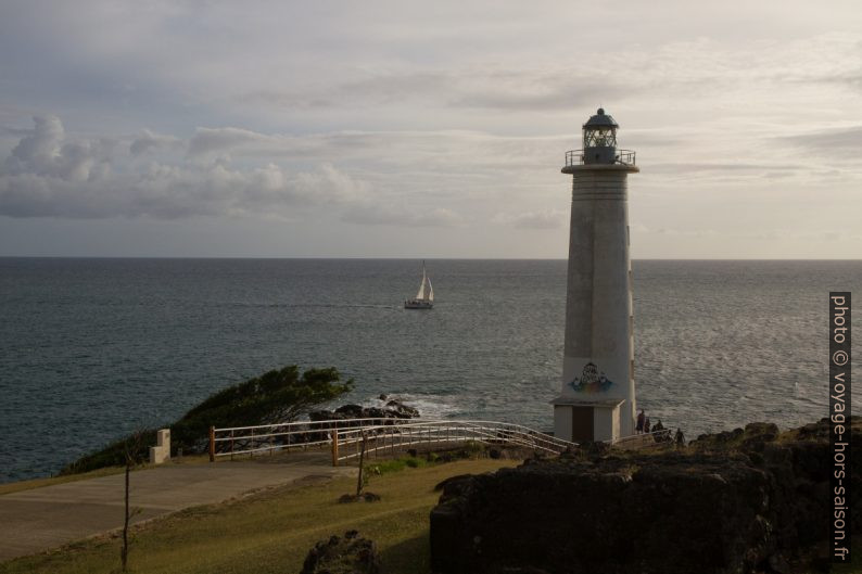 Vu voilier passe à la Pointe du Vieux-Fort. Photo © Alex Medwedeff