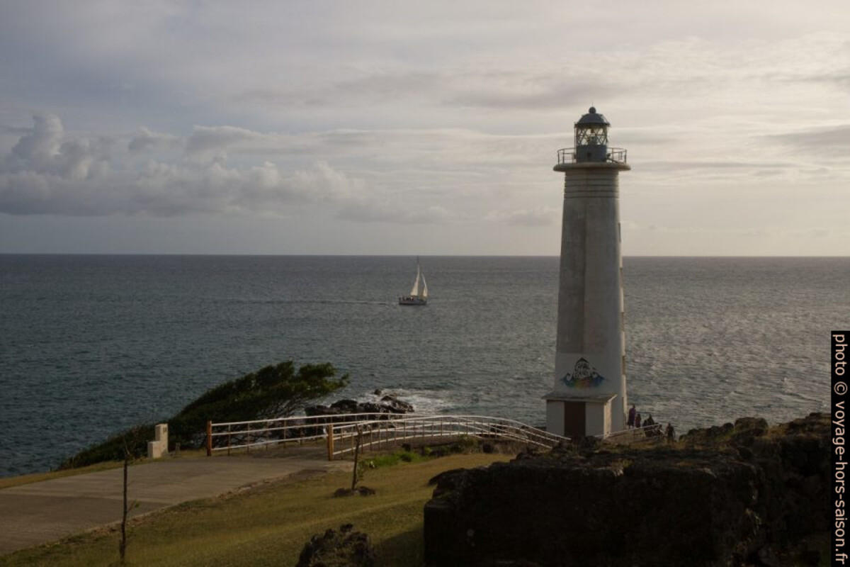 Vu voilier passe à la Pointe du Vieux-Fort. Photo © Alex Medwedeff