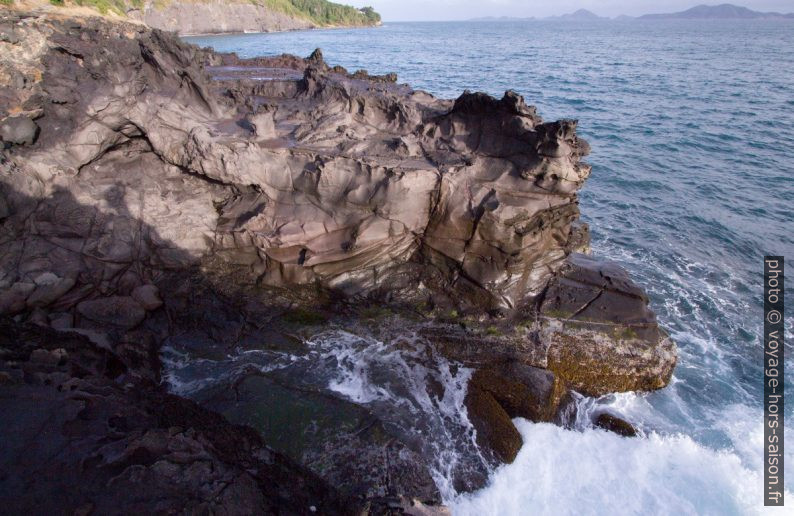 Côte rocheuse volcanique au Vieux-Fort. Photo © André M. Winter