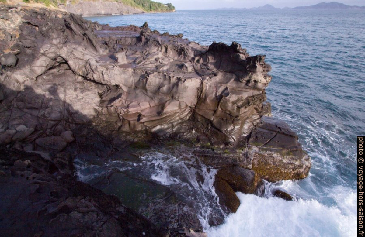 Côte rocheuse volcanique au Vieux-Fort. Photo © André M. Winter