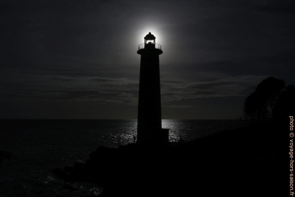 Lumière du Phare de Vieux-Fort avec le soleil en contre-jour. Photo © André M. Winter