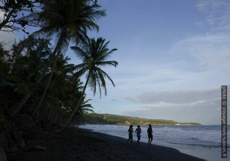 Joggeurs sur la plage noire de la Grande Anse. Photo © André M. Winter