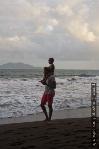 Un père avec sa fille sur les épaules. Photo © Alex Medwedeff