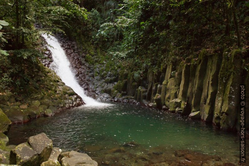 Bassin sous la Cascade Paradis entre orgues basaltiques. Photo © Alex Medwedeff