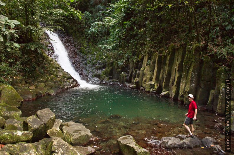 André sous la Cascade Paradis entre orgues basaltiques. Photo © Alex Medwedeff