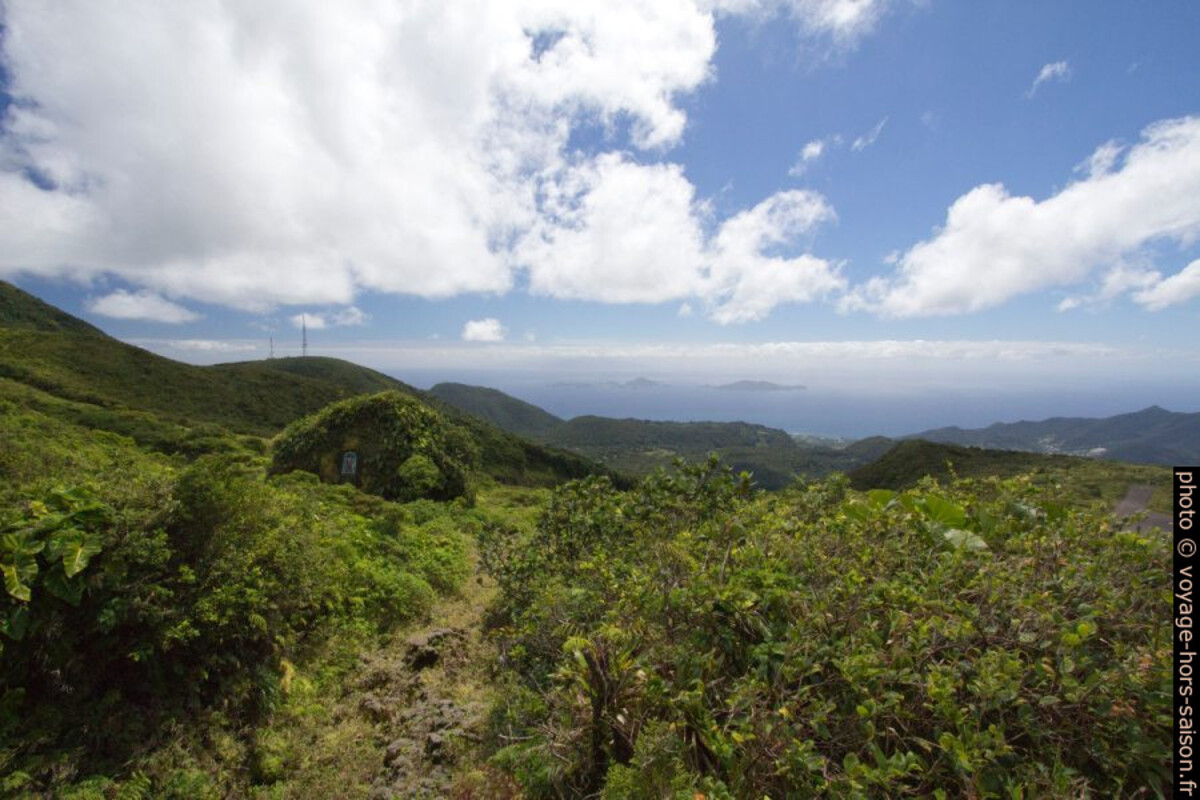 Vue en arrière sur le chemin montant à la Soufrière. Photo © André M. Winter