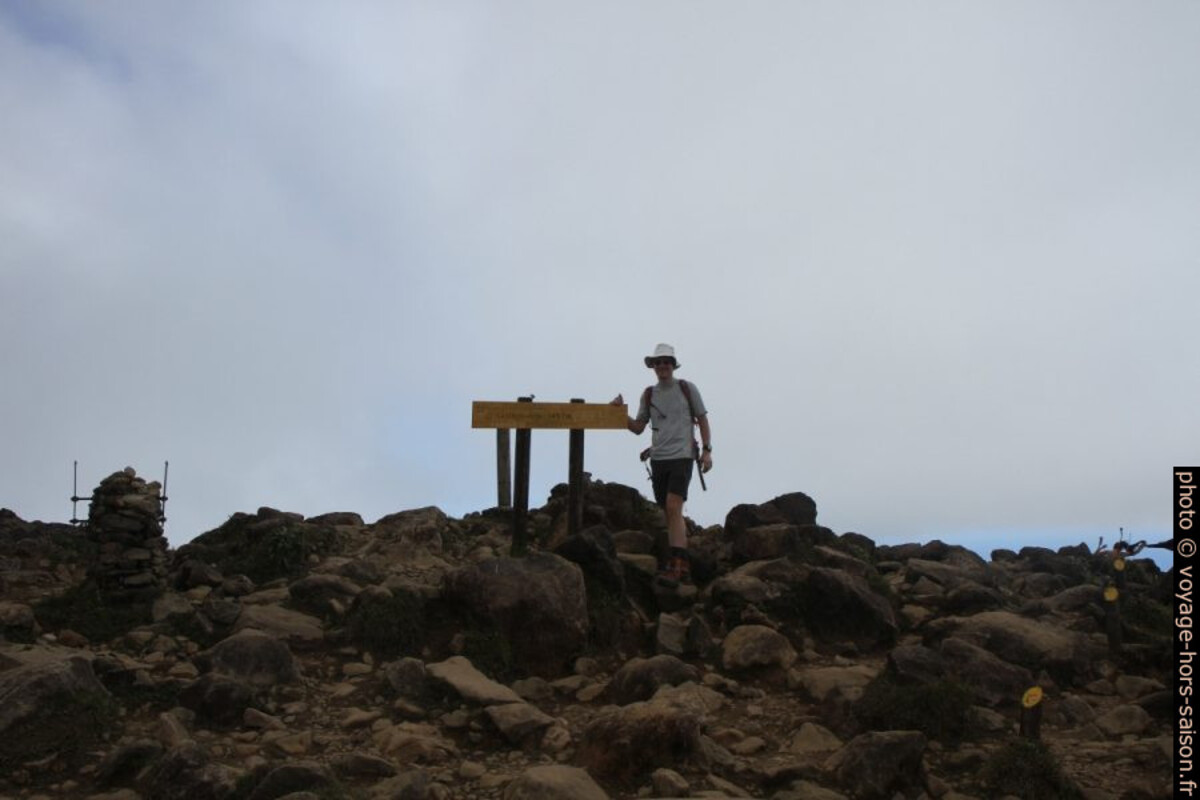 André sur la Découverte, 1476 m, le sommet de la Soufrière. Photo © Alex Medwedeff
