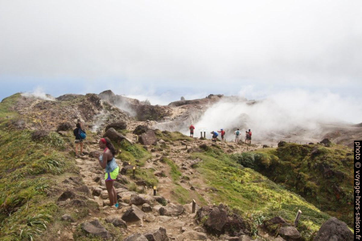 Fumerolles du Gouffre Tarissan vues du sommet de la Soufrière. Photo © André M. Winter