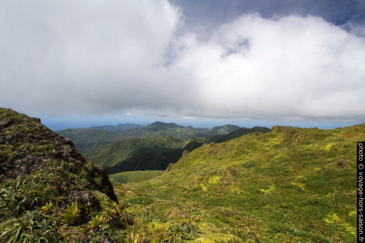Vue du Piton de Saussure vers le nord-ouest. Photo © André M. Winter