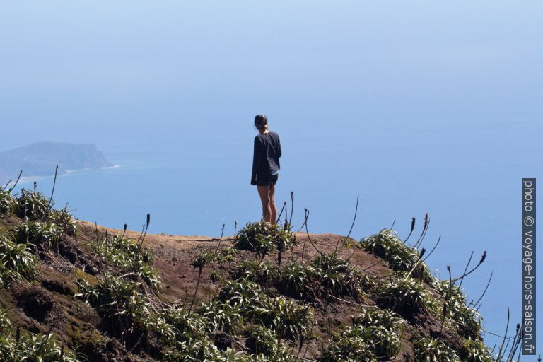 Une femme regarde les Saintes du plateau sommital de la Soufrière. Photo © André M. Winter