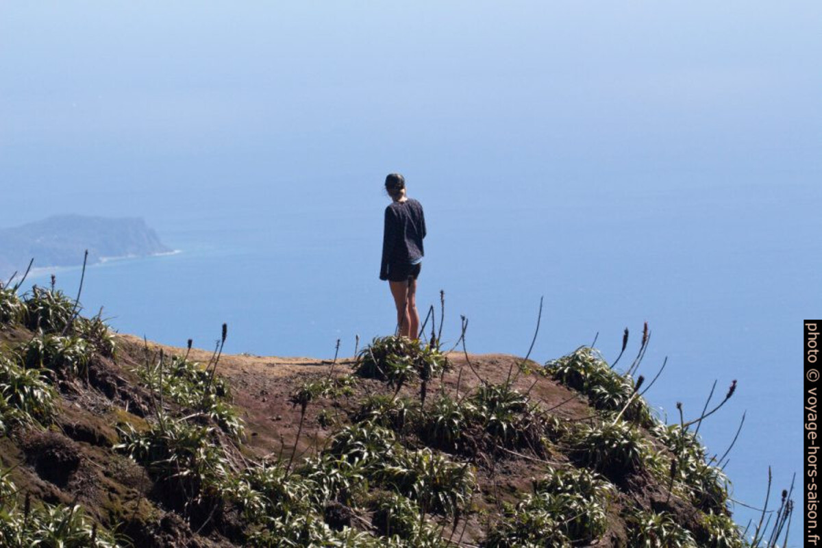 Une femme regarde les Saintes du plateau sommital de la Soufrière. Photo © André M. Winter