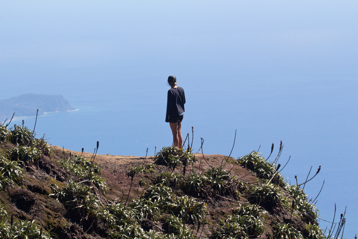 Une femme regarde les Saintes du plateau sommital de la Soufrière. Photo © André M. Winter