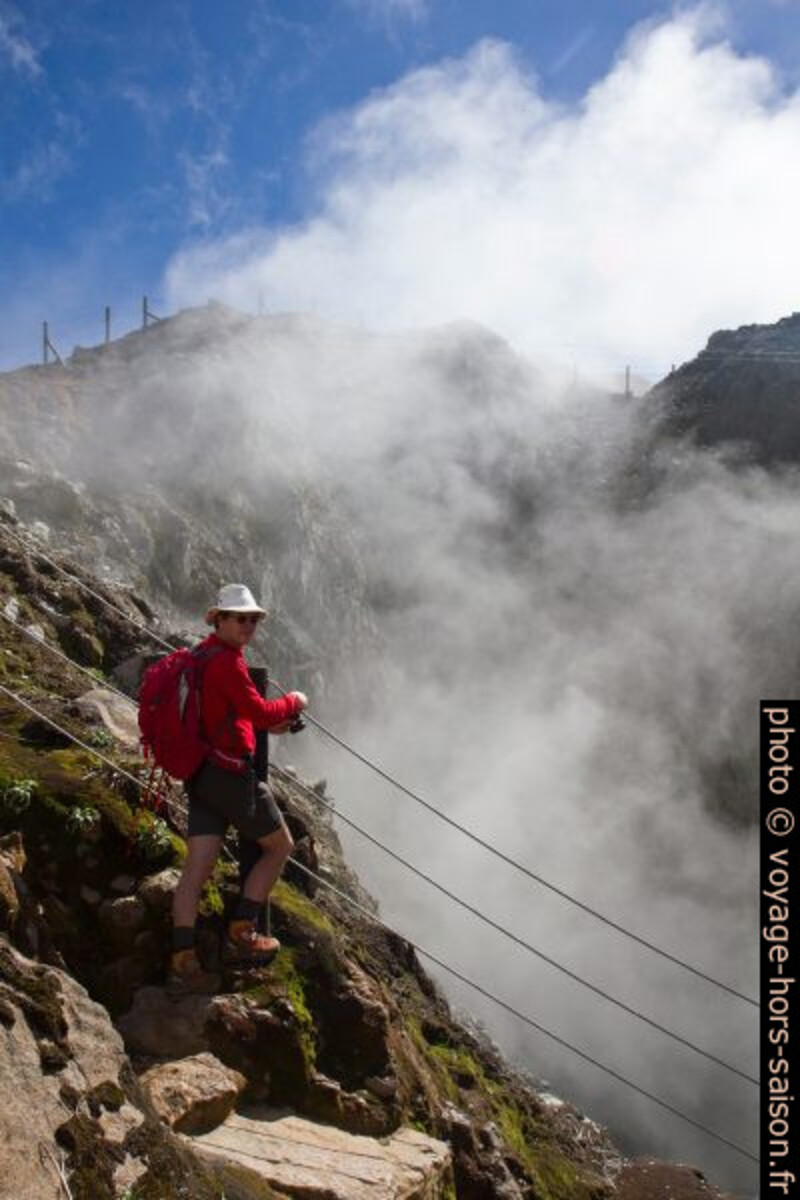 André près du Gouffre Tarissan. Photo © Alex Medwedeff