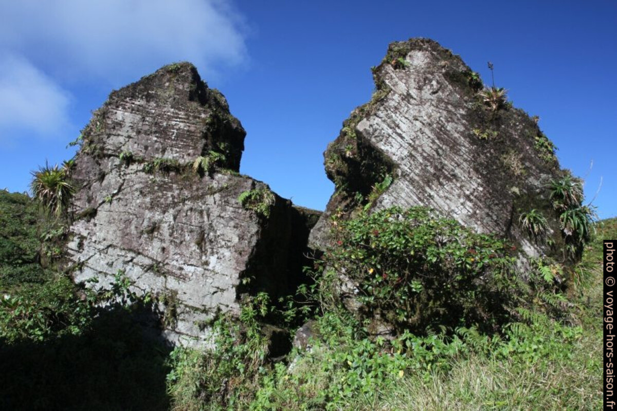 La Roche Fendue sous la Soufrière. Photo © Alex Medwedeff