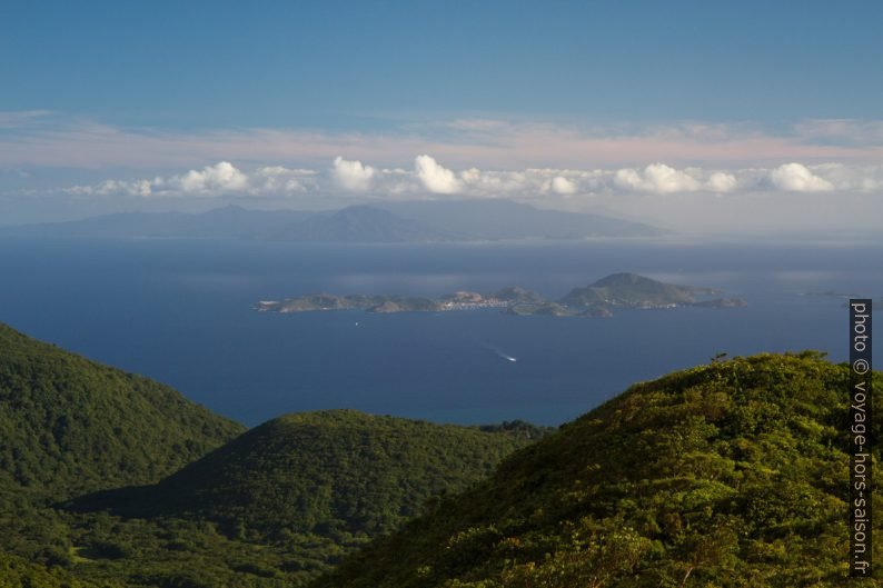 Les Saintes et la Dominique. Photo © Alex Medwedeff