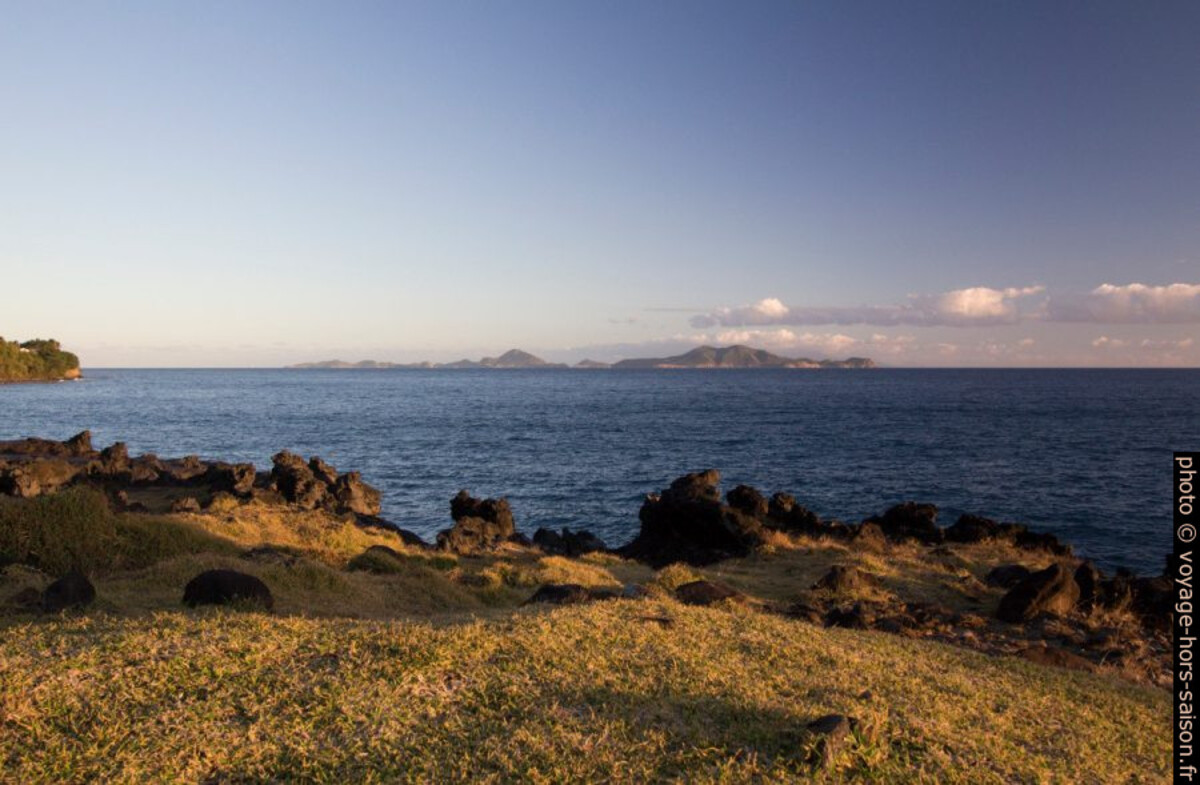 La côte de roche volcanique de Vieux-Fort et les Saintes. Photo © André M. Winter