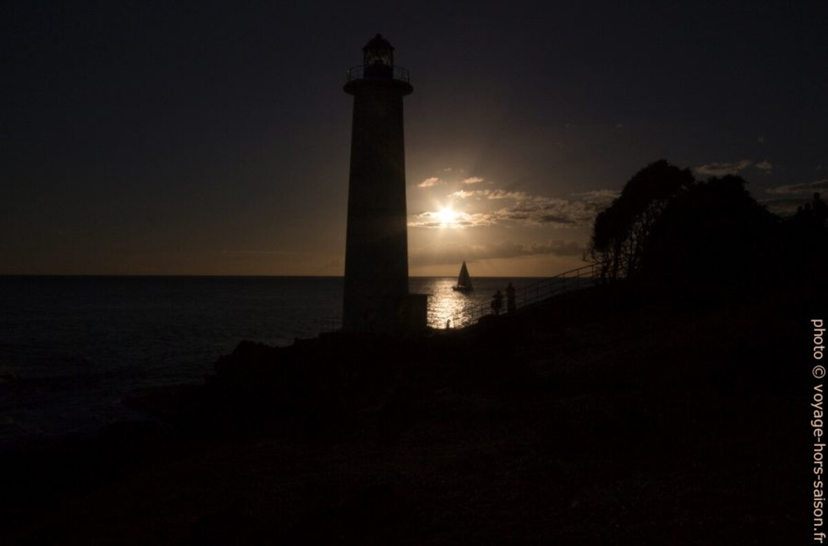 Phare de Vieux-Fort et le soleil couchant à contre-jour. Photo © André M. Winter