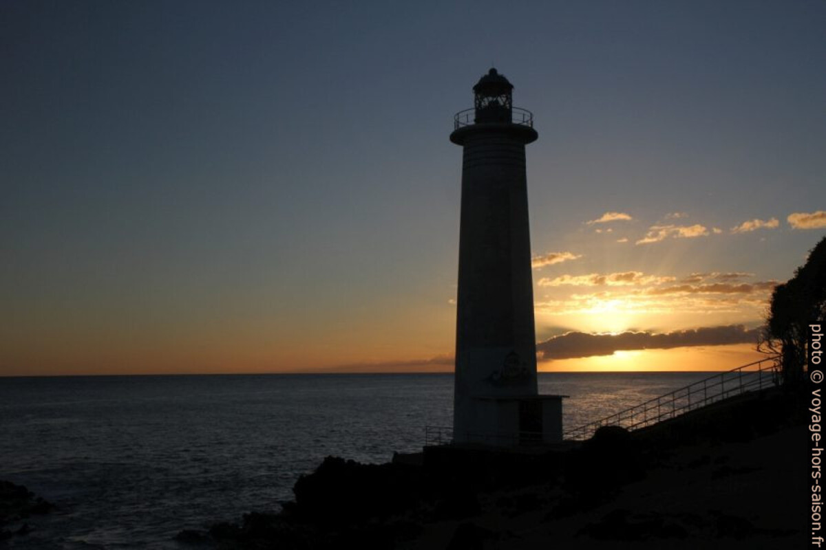 Le soleil derrière un nuage et le Phare de Vieux-Fort. Photo © Alex Medwedeff