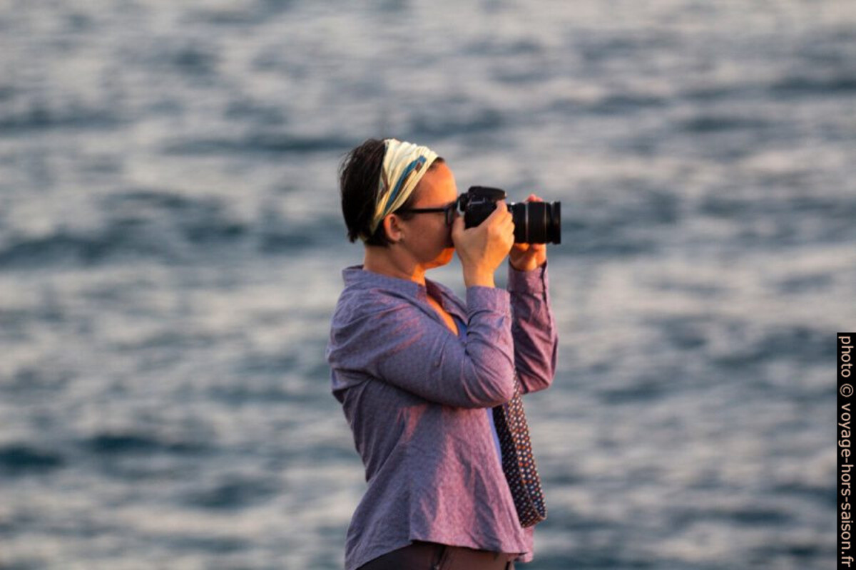 Alex photographie le coucher du soleil. Photo © André M. Winter