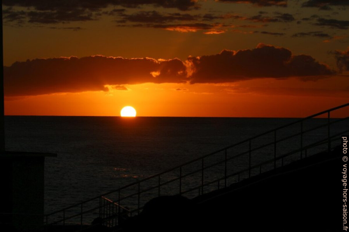 Le soleil se couche dans la mer. Photo © André M. Winter